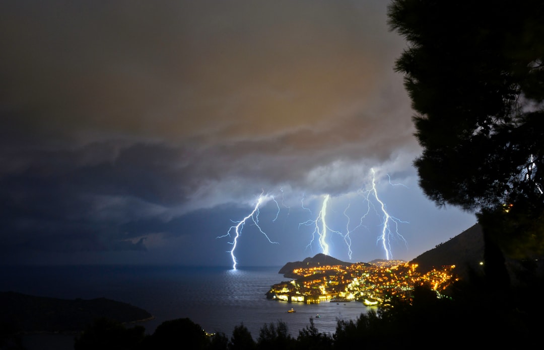 Монеро против Lightning: Сравнение приватности платежей в криптовалютах
